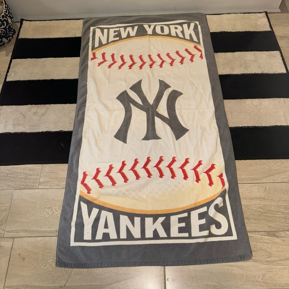 New York Yankees Gray and White Beach Towel 30 x 56 Biederlack At The Beach 2007